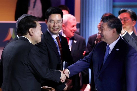 President Yoon Suk Yeol, left, and Chinese President Xi Jinping, greet each other at the APEC Summit in San Francisco on Thursday. [JOINT PRESS CORPS]