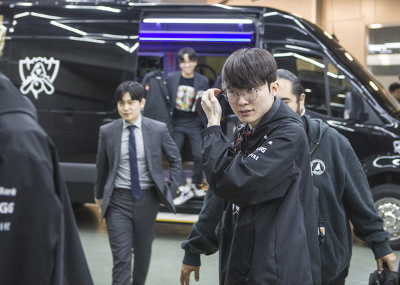 T1's Lee ″Faker″ Sang-hyeok, 27, arrives for the final round of the 2023 League of Legends World Championship at Gocheok Sky Dome in western Seoul on Sunday. [YONHAP]