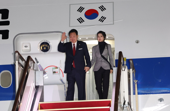 President Yoon Suk Yeol, left, and first lady Kim Keon Hee arrive on the presidential jet at the Seoul Air Base in Seongnam, Gyeonggi, late Saturday, ending a four-day visit to San Francisco for the APEC summit. [JOINT PRESS CORPS]
