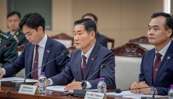South Korean Defense Minister Shin Won-sik, center, speaks during the 55th South Korea-U.S. Security Consultative Meeting with U.S. Secretary of Defense Lloyd Austin at the Defense Ministry in Yongsan District, central Seoul, on Nov. 13. [MINISTRY OF NATIONAL DEFENSE]