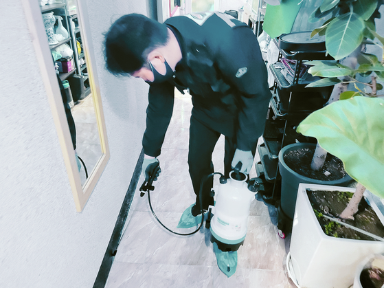 A professional exterminator works to eradicate bedbugs at a flophouse in Seongnam, southern Gyeonggi, on Monday morning. [JOONGANG PHOTO]