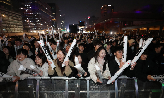 Crowds gather to cheer for the League of Legends (LoL) World Championship at Gwanghwamun Square in Jongno District, central Seoul, on Sunday. [NEWS1] 