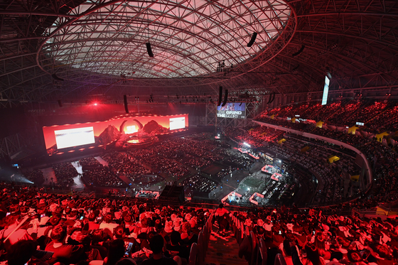 The sold-out stadium at Gocheok Sky Dome in western Seoul turns the color red for the final round at the 2023 League of Legends World Championship on Sunday. [NEWS1]