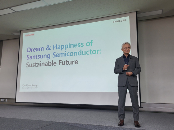 Kyung Kye-hyun, head of Samsung Electronics' chip business speaks to Seoul National University students in September. [JOONGANG PHOTO]