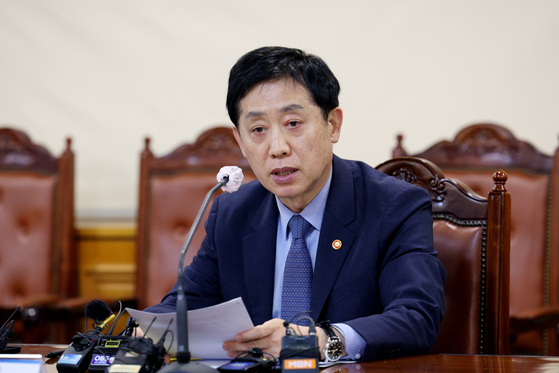 Financial Services Commission Chairman Kim Joo-hyun speaks in a meeting attended by the heads of eight financial companies in central Seoul on Monday. [YONHAP]