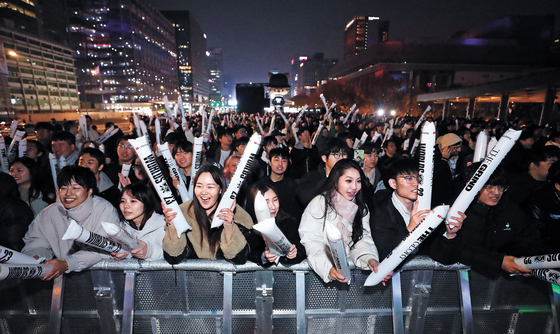 Fans gather at Gwanghwamun Square for a live viewing party of the final round between Korea's T1 and Chinese team Weibo Gaming at the 2023 League of Legends World Championship in Seoul on Sunday. [NEWS1]