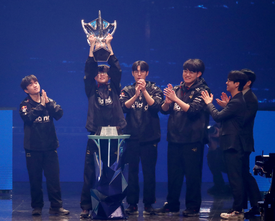 한국 팀 T1이 홈팀 월드 챔피언십에서 우승하며 리그 오브 레전드 타이틀을 차지했습니다.