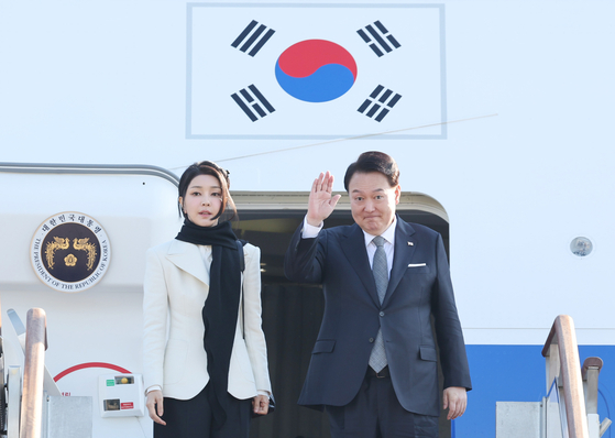 Korea's President Yoon Suk Yeol, right, and first lady Kim Keon Hee depart on the presidential jet from the Seoul Air Base in Seongnam, Gyeonggi, on Monday morning, for a state visit to Britain and a trip to France. [JOINT PRESS CORPS]