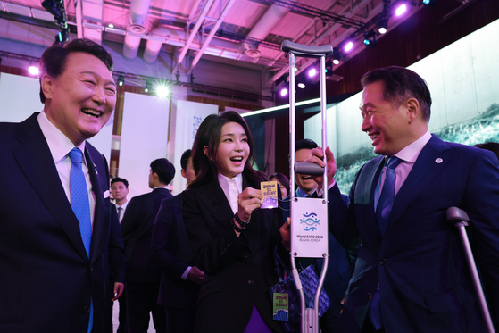From left, Korean President Yoon Suk Yeol, first lady Kim Keon Hee and SK Group Chairman Chey Tae-won talks at a reception event of Busan's World Expo 2030 in Paris in June. [NEWS1]