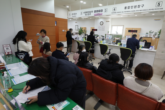 People wait for their turn at the civil service center of Jongno District Office on Monday after the recovery of an administrative system failure that paralyzed both offline and online issuances of civil documents last week. [YONHAP] 
