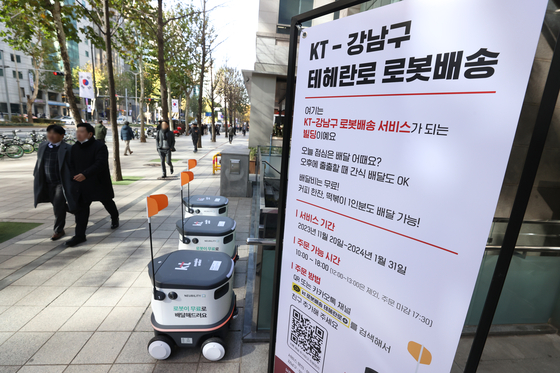Self-driving delivery robots, dubbed Neubie, await new orders in front of KT’s office building in Gangnam District, southern Seoul, on Monday. Codeveloped by the leading mobile carrier KT and local robot delivery startup Neubility, the robots deliver beverages and snacks to customers who have placed orders through the delivery platform “Neubie Order.” [YONHAP]   