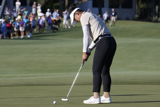 Korea's Amy Yang putts on the 18th green during the final round of the CME Group Tour Championship in Naples, Florida on Sunday. [AP/YONHAP]