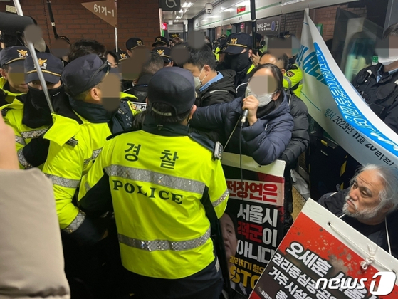 Police and members of the Solidarity Against Disability Discrimination (SADD) clash at City Hall Station, subway line No. 2, in central Seoul on Monday as the group protested on the platform, demanding the government increase spending on welfare and mobility for people with disabilities. [NEWS1] 