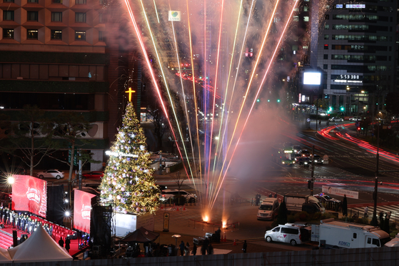 A large Christmas tree lights up at Seoul Plaza, the central plaza located in front of Seoul City Hall in Jung-gu, central Seoul on Monday. This year's decoration theme is "Joseon's Christmas tree," combining elements of traditional Korean culture and Christianity. [YONHAP] 