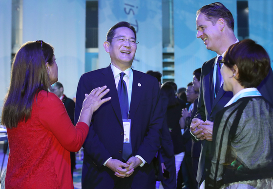 Samsung Electronics Executive Chairman Lee Jae-yong, second from left, networks with participants at a reception for Busan's World Expo 2030 held in Paris in June. [YONHAP]