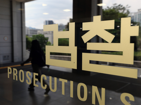 Prosecutors raided four residences, including Hyundai AutoEver CEO Seo Jeong-sik's home, on Monday, as part of an ongoing investigation into an embezzlement case involving higher-ups in KT subsidiary KT Cloud and Hyundai Motor affiliates.[NEWS1]