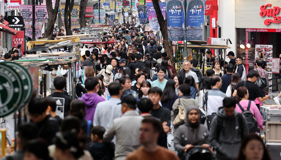 A street on Myeong-dong, central Seoul, bustles with locals and tourists on Oct. 3 [NEWS1]
