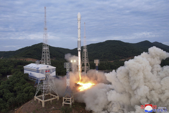 North Korea launches its new Chollima-1 rocket, carrying its Malligyong-1 military reconnaissance satellite, from the Sohae Satellite launching site in Tongchang-ri on May 31. [YONHAP]