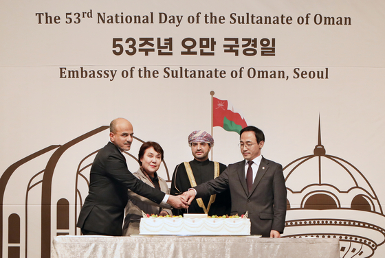 Dignitaries celebrate the 53rd National Day of Oman at the Lotte Hotel in central Seoul on Monday. From right, First Vice Land Minister Kim Oh-jin, Omani Ambassador to Korea Zakariya bin Hamad Al Saadi, Democratic Party Rep. Jung Choun-sook and Abdullah Bin Ali Al Amri, chairman of Oman’s Environment Authority, cut a cake during the event. [PARK SANG-MOON]