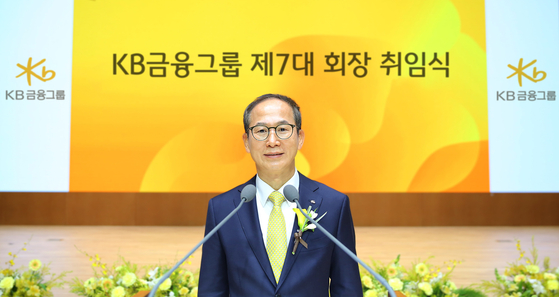 KB Financial Group Chairman Yang Jong-hee holds an inauguration ceremony at the KB Kookmin Bank headquarters in Yeouido, western Seoul, on Tuesday. [KB FINANCIAL GROUP]