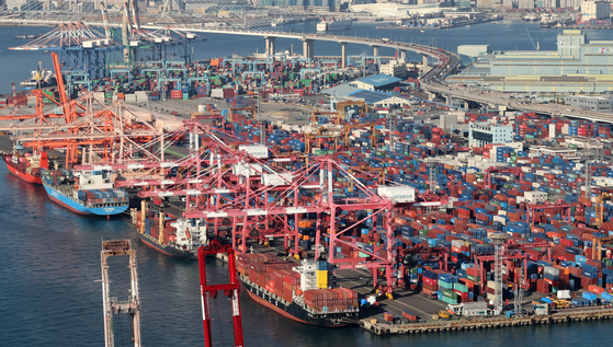Tariffs levied on 76 industrial and food items will be lowered next year to boost industry competitiveness and curb inflation, the Finance Ministry said on Wednesday. Pictured is Sinseondae Pier in Busan Port. [YONHAP] 