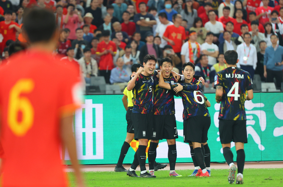 The Korean national team celebrates Son Heung-min's goal during a World Cup qualifer against China at Shenzhen Universiade Sports Centre in Shenzhen, China on Tuesday. [YONHAP]