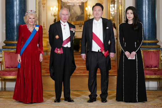 From left, Britain's Queen Camilla, King Charles III, Korea's President Yoon Suk Yeol and his wife Kim Keon Hee pose for a photo during a state banquet at Buckingham Palace in central London on Tuesday. [AP/YONHAP]