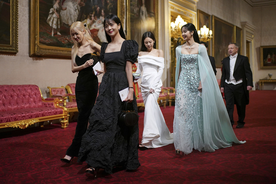 Members of K-pop girl group Blackpink head into the state banquet at Buckingham Palace in London Tuesday, celebrating the state visit to Britain by President Yoon Suk Yeol. [AP/YONHAP]
