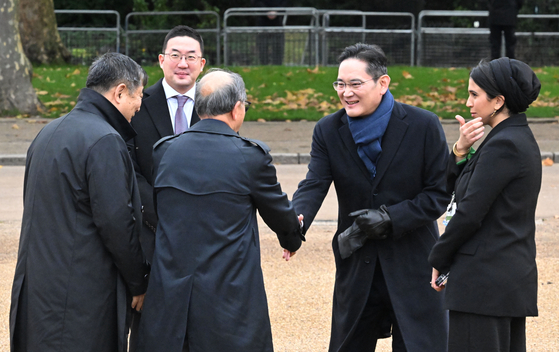 Samsung Electronics Executive Chairman Lee Jae-yong, second from right, and LG Chairman Koo Kwang-mo, fourth from right, attend a reception in London during Korean President Yoon Suk Yeol's state visit to Britain on Tuesday. [YONHAP]