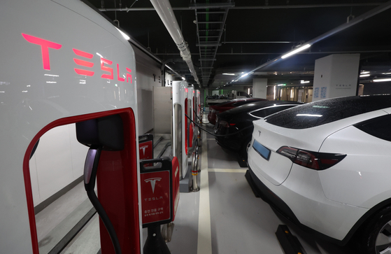 Tesla EVs are being charged at a Supercharger station in Seoul. [YONHAP]
