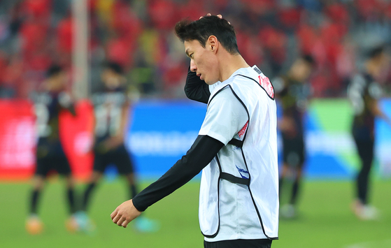 Korea's Hwang Ui-jo heads toward the bench after warming up ahead of the match against China in Shenzhen, China on Tuesday. [YONHAP]