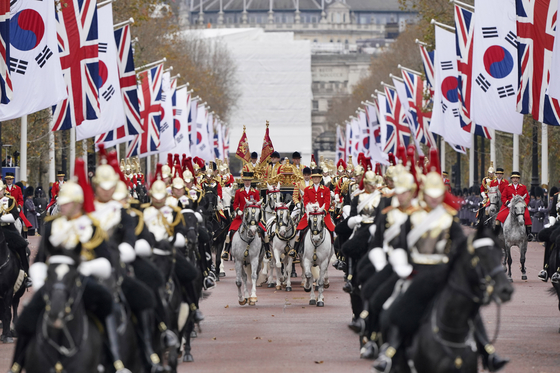 Korean and British flags line The Mall in London during a military procession for the welcome ceremony for Korean President Yoon Suk Yeol to mark his state visit to Britain Tuesday. [AP/YONHAP]