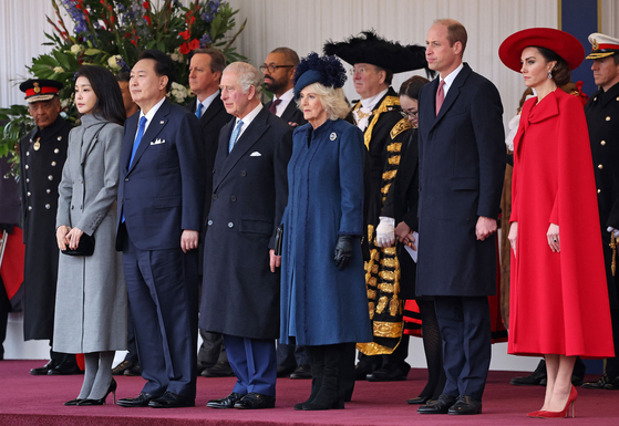 Korea's President Yoon Suk Yeol and first lady Kim Keon Hee, left, stand with Britain's King Charles III and Queen Camilla, center, along with Prince William and Princess Catherine of, right, during a ceremonial welcome on Horse Guards Parade in central London on Tuesday. [AFP/YONHAP]