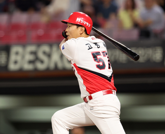 Kia Tigers' Ko Jong-wook bats during the bottom of the seventh inning in a game against the LG Twins at Gwangju Kia Champions Field in Gwangju, Gyeonggi in September. [YONHAP] 