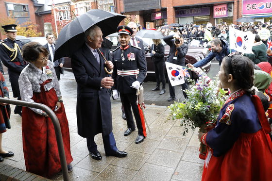 Britain's King Charles III, second from left, is greeted by the Korean community in front of New Malden Methodist Church in England on Nov. 8, in a trip to London’s Koreatown ahead of President Yoon Suk Yeol’s state visit this week. [AP/YONHAP]