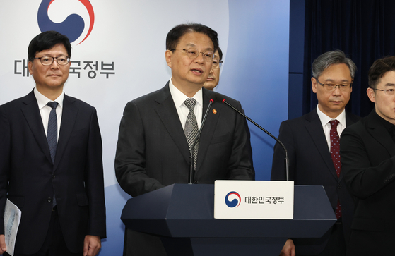 Government Policy Coordination Minister Bang Ki-seon speaks about the government's comprehensive plan to combat illegal drug crimes during a press briefing at Government Complex Seoul, central Seoul, on Wednesday. [YONHAP]