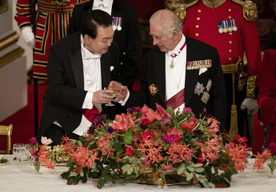 President Yoon Suk Yeol, left, and King Charles III give a toast at the state banquet at Buckingham Palace in London on Tuesday. [AP/YONHAP]
