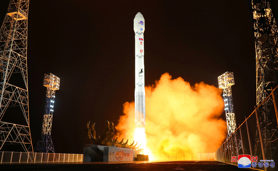 In this footage released by Pyongyang's Korean Central News Agency on Wednesday, a Chollima-1 space launch vehicle carrying a Malligyong-1 military reconnaissance satellite is launched from the Sohae Satellite Launching Station in Tongchang-ri, North Pyongan Province, on Tuesday night. [YONHAP] 