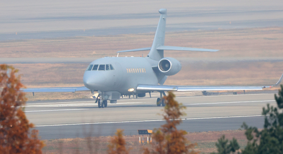 A reconnaissance aircraft lands at Seoul Air Base in Seongnam, Gyeonggi, after completing a flight mission on Thursday. [YONHAP]