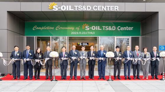 From fifth from left, Gangseo District Mayor Jin Gyo-hoon and S-Oil CEO Anwar A. Al-Hejazi participate in the tape-cutting ceremony for the Shaheen TS&D Center on Thursday. [S-OIL]