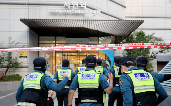 Police officers enter into Seohyun Station where a knife attack happened on Aug. 3. [NEWS1] 