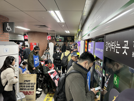 Solidarity Against Disability Discrimination resumes its subway protest at City Hall Station on line No. 2 on Monday. [MOON HEE-CHUL, JOONGANG PHOTO]