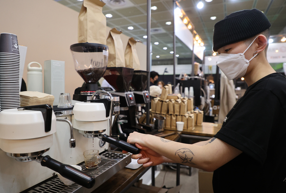 Deregulation measures will allow E-9 visa holders to work in the restaurant industry starting next year, the government said on Wednesday. [YONHAP]