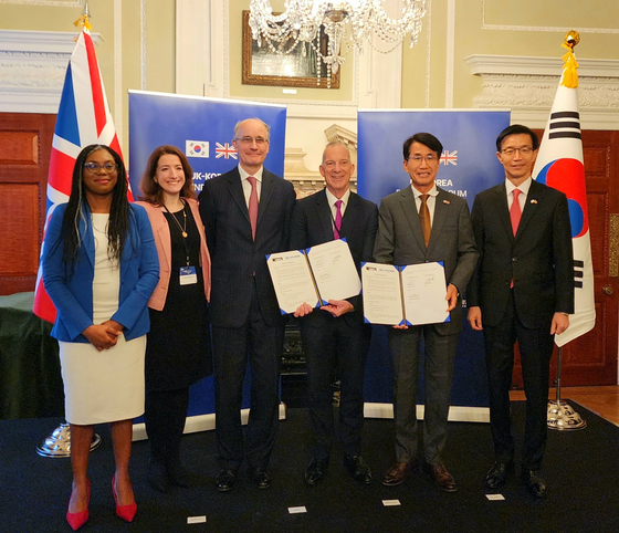 From left, British Secretary of State for Business and Trade Kemi Badenoch, UCL Vice President Angharad Milenkovic, UCL Executive Dean Faculty of Engineering Sciences Nigel Titchener-Hooker, UCL President Michael Spence, Hyundai Motor Senior Vice President Kim Dong-wook and Minister of Trade, Industry and Energy Bang Moon-kyu pose for a photo after signing a memorandum of understanding for research and development cooperation in hydrogen-related technology in London. [HYUNDAI MOTOR]