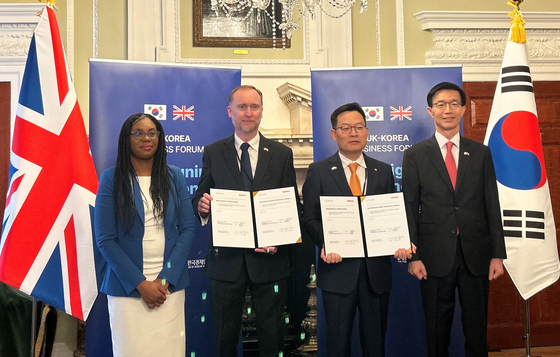 From left: Kemi Badenoch, Britain's secretary of state for business; Glynn Plant, managing director of maritime and land for BAE Systems; Son Jae-il, CEO of Hanwha Aerospace; and Korean Industry Minister Bang Moon-kyu pose for a photo at Mansion House in London. [HANWHA AEROSPACE]