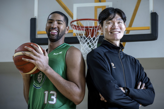 Wonju DB Promy head coach Kim Ju-sung, right, poses with Dedric Lawson during an interview with the JoongAng Ilbo at the team’s training center in Wonju, Gangwon on Nov. 7. [JOONGANG ILBO]