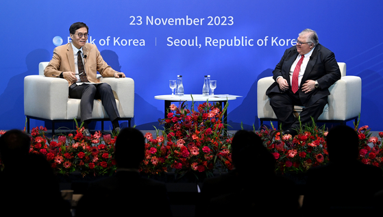 Bank for International Settlements General Manager Agustin Carstens, right, and Bank of Korea (BOK) Gov. Rhee Chang-yong in a forum held to discuss their collaborative effort on central bank digital currency at the BOK headquarters in central Seoul on Thursday. [NEWS1]