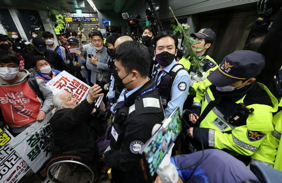 Solidarity Against Disability Discrimination carries out protest at Gwanghwamun Station on April 21. [YONHAP]