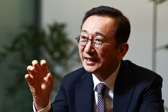 SK Gas CEO Yoon Byung-suk, who talked about the company’s necessary expansion into the hydrogen energy business in an interview with the Joongang Ilbo on Friday. [KIM JONG-HO]