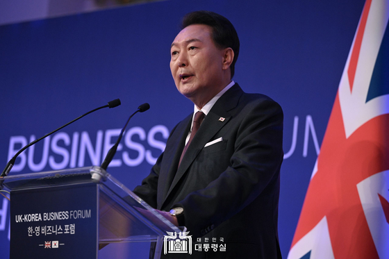 President Yoon Suk Yeol speaks at the U.K.-Korea business forum at Mansion House in London on Wednesday. [PRESIDENTIAL OFFICE]